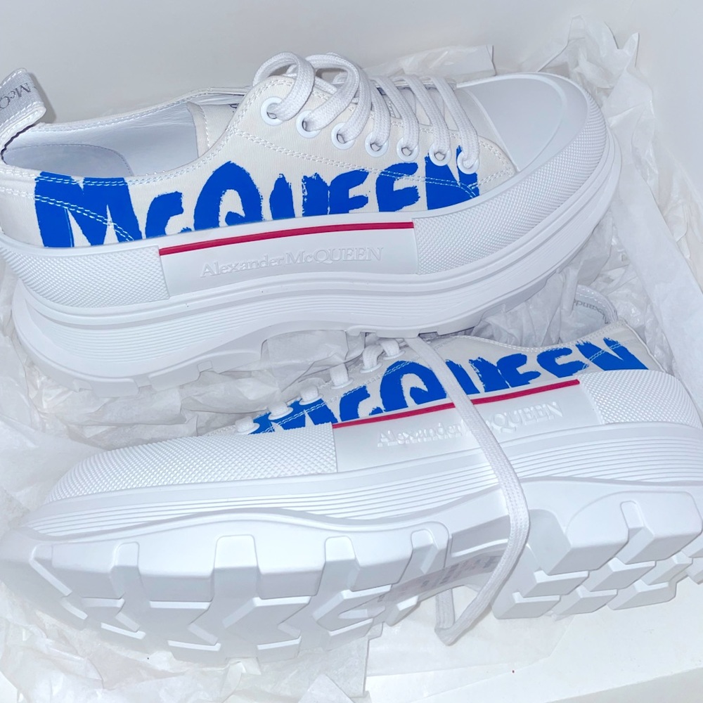 $980Alexander McQueen Tread Slick Low
White Blue Graffiti Size US 12 / EU 45. 2